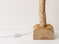 Socle en bois massif et câble de la lampe Le Fil de l’Océan
