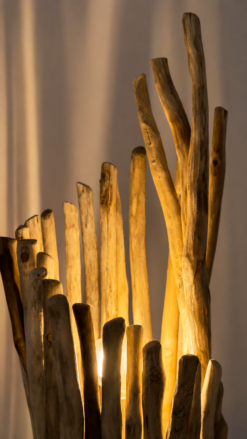 Détail des branches éclairées d’une lampe en bois flotté design