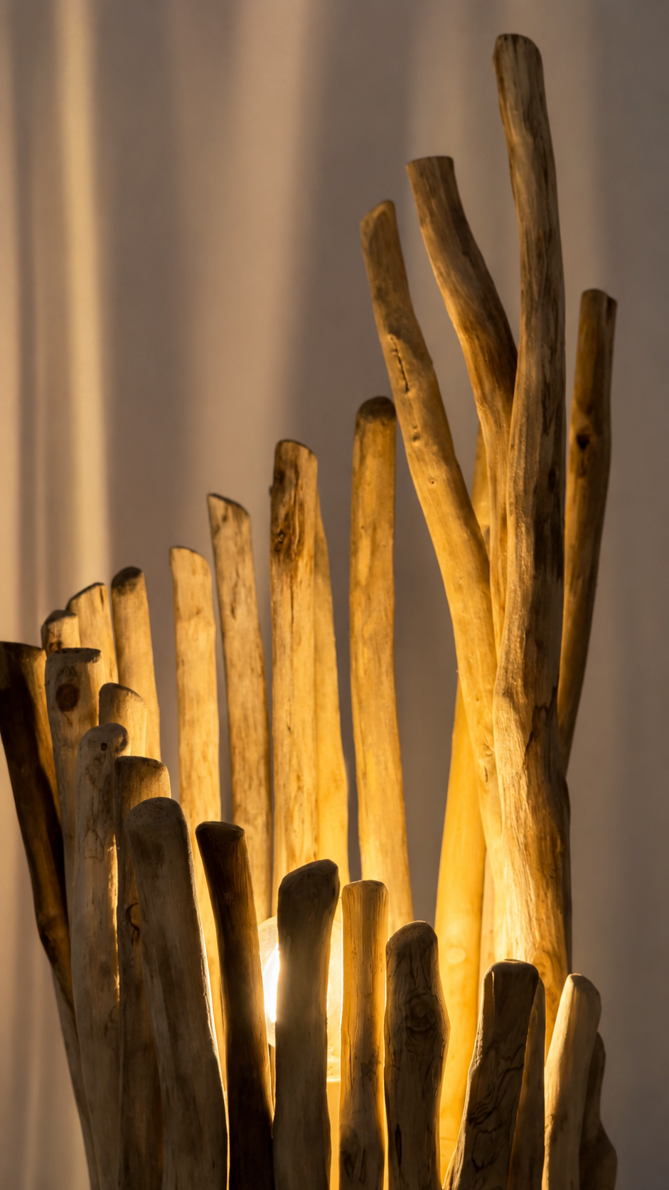 Détail des branches éclairées d’une lampe en bois flotté design