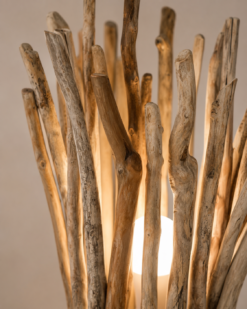 Gros plan sur la grande lampe en bois flotté allumée