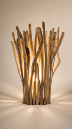 Lampe de table en bois flotté allumée avec lumière chaude