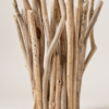 Lampe de table artisanale en bois flotté éteinte sur fond beige