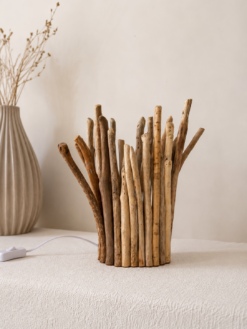 Lampe artisanale en bois flotté avec interrupteur blanc