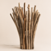 Grande lampe en bois flotté éteinte sur fond beige