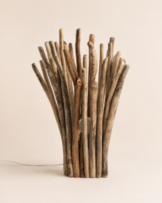 Grande lampe en bois flotté éteinte sur fond beige