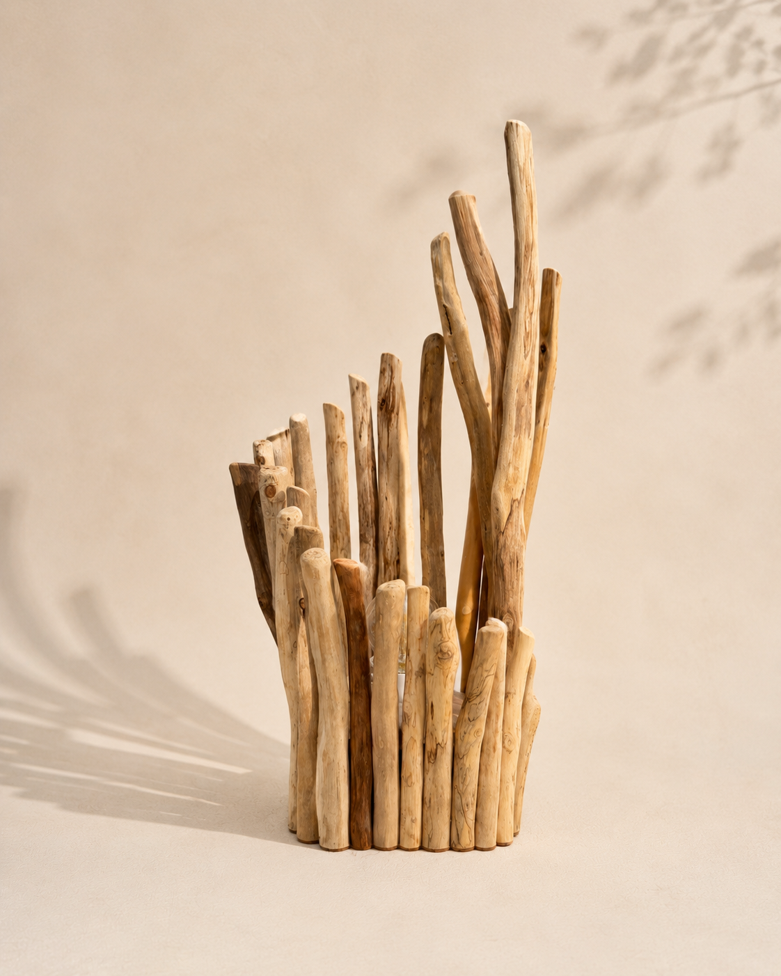 Lampe en bois flotté design éteinte vue de face