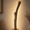 Lampe branche en bois flotté Lueur des Dunes allumée