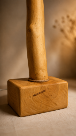 Détail du socle en bois de la lampe artisanale Lueur des Dunes