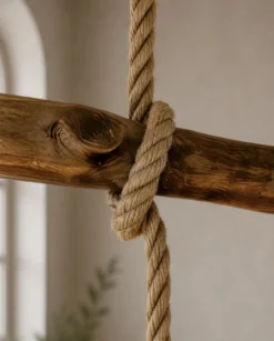 Détail du bois flotté et du nœud de cordage de la suspension artisanale