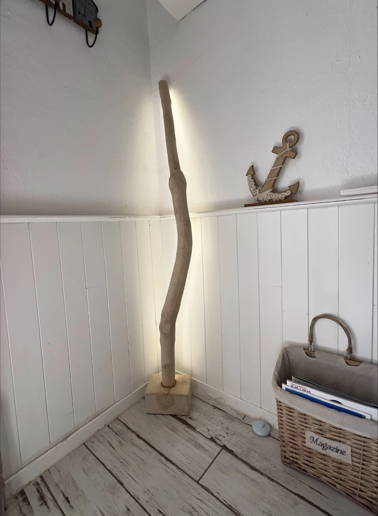 Lampe sculpturale sur mesure en bois flotté avec lumière indirecte