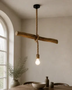 Suspension en bois flotté artisanale L’Équilibre du Rivage allumée dans une salle à manger